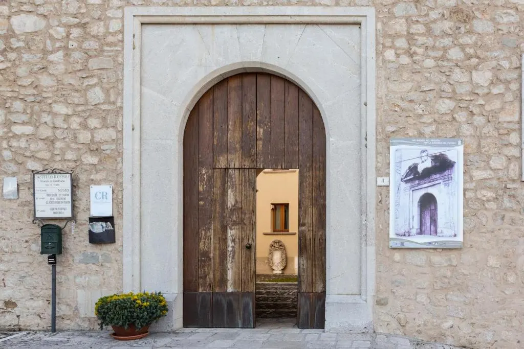 Portale d'ingresso in pietra del Castello Ruspoli-Candriano