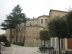Torre e mura del Castello Ruspoli-Candriano nel centro storico di Torella dei Lombardi